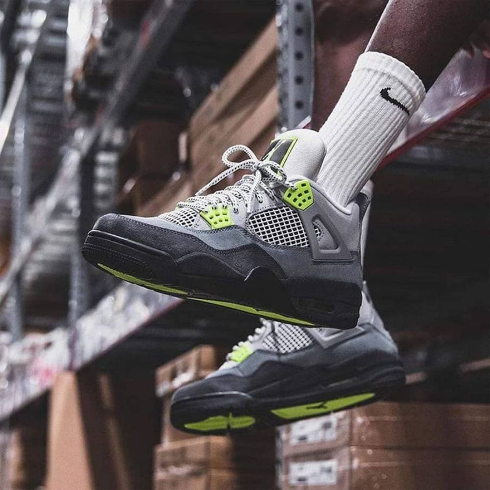 Air Jordan 4 Retro SE Neon 95 Grey